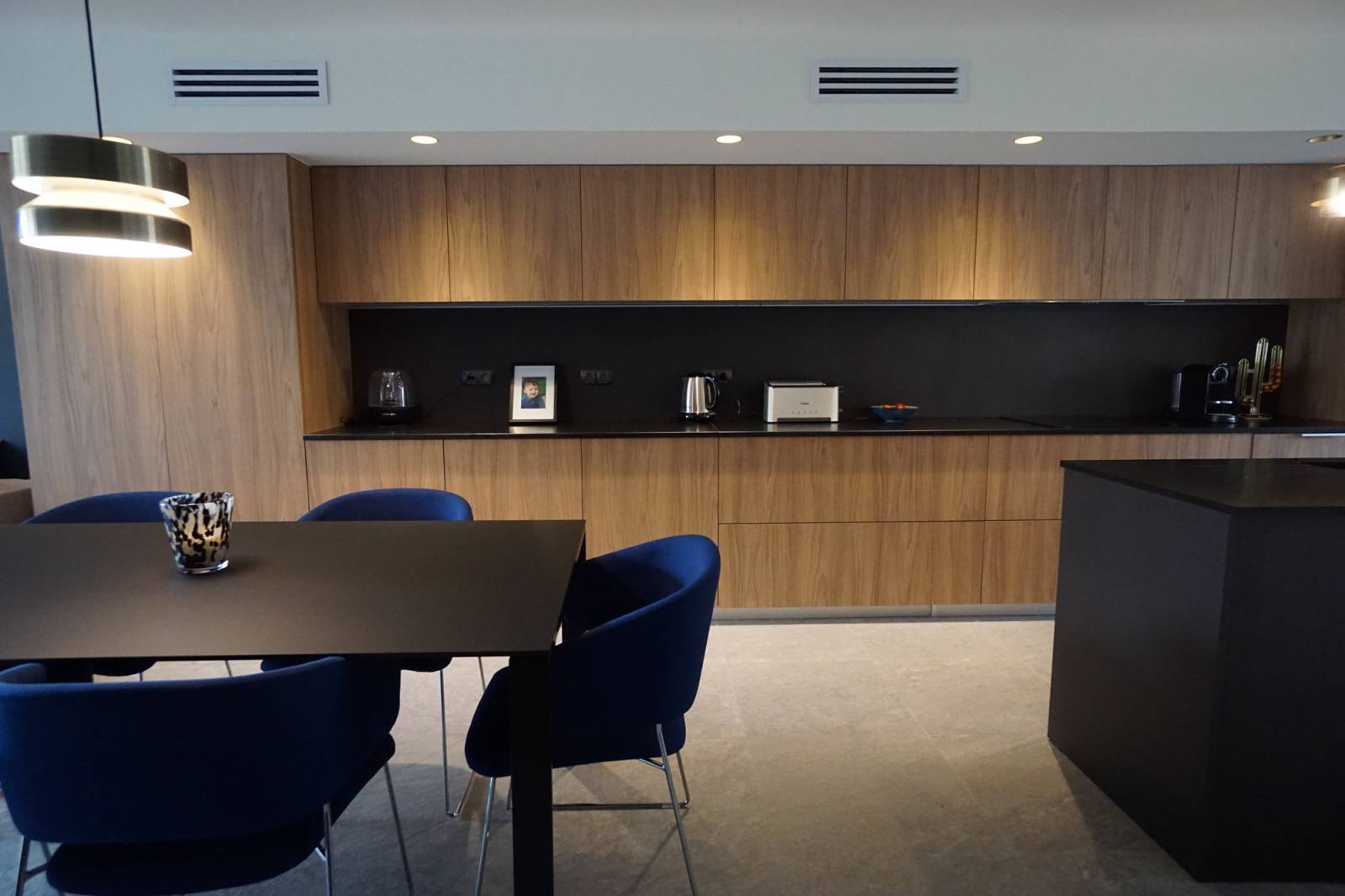 Cuisine Cesar Maxima noyer miel et plans de travail noir Zimbabwé