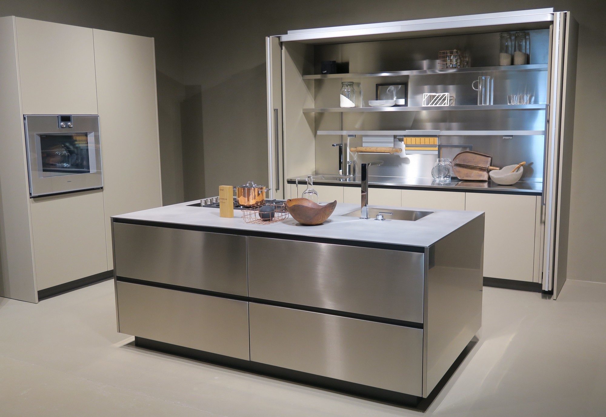 cuisine portes inox et laque blanche mate Bordeaux