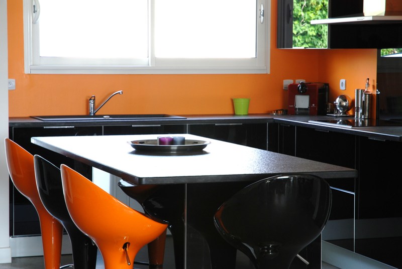 cuisine laquée noire et plans de travail granit Zimbabwé