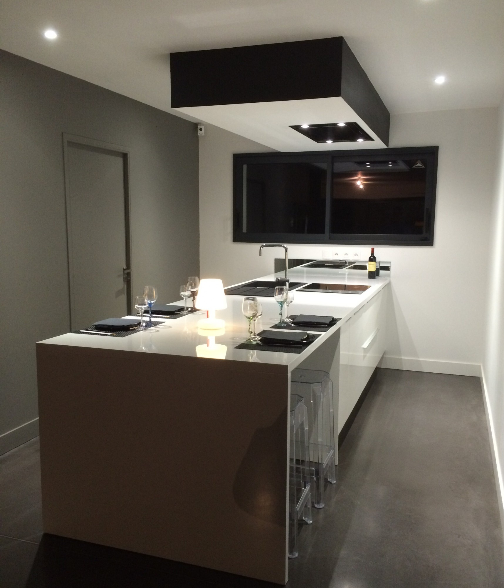 cuisine laquée blanc et plan de travail brillant Pessac