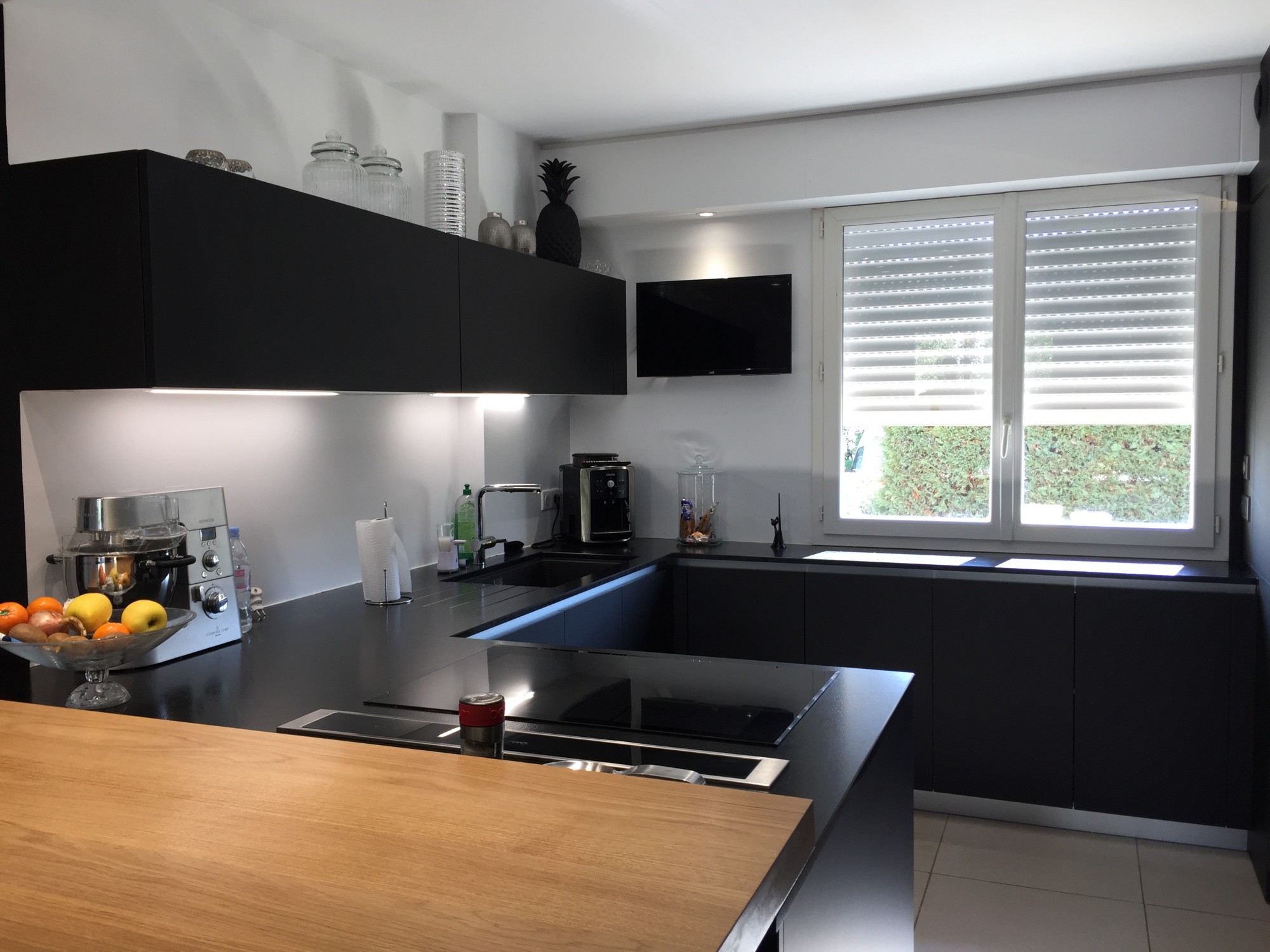 cuisine Maxima 2.2 en stratifié Fenix noir mat et plan bar en chêne