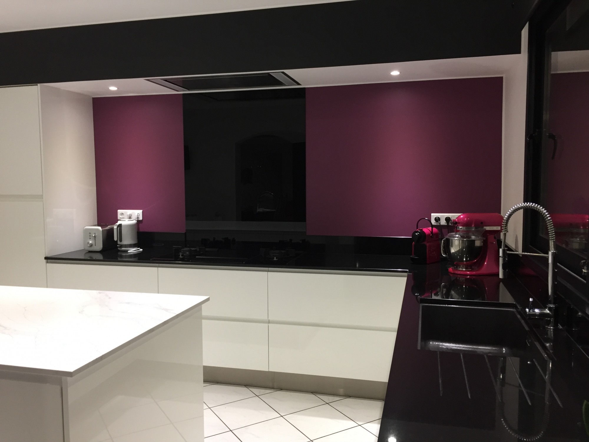 cuisine laque blanche et plans de travail granit