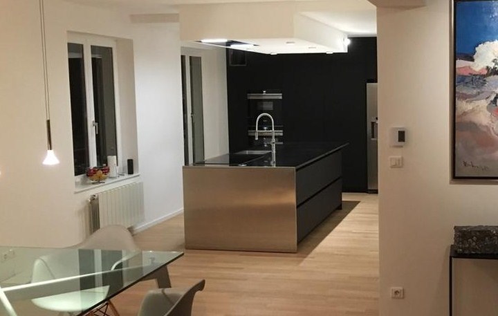 cuisine noire et plans de travail inox