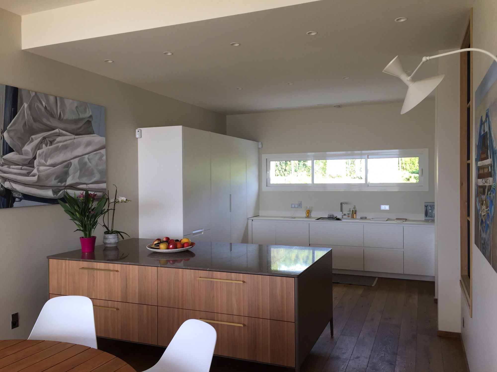 cuisine en placage de noyer et plan de travail en Dekton