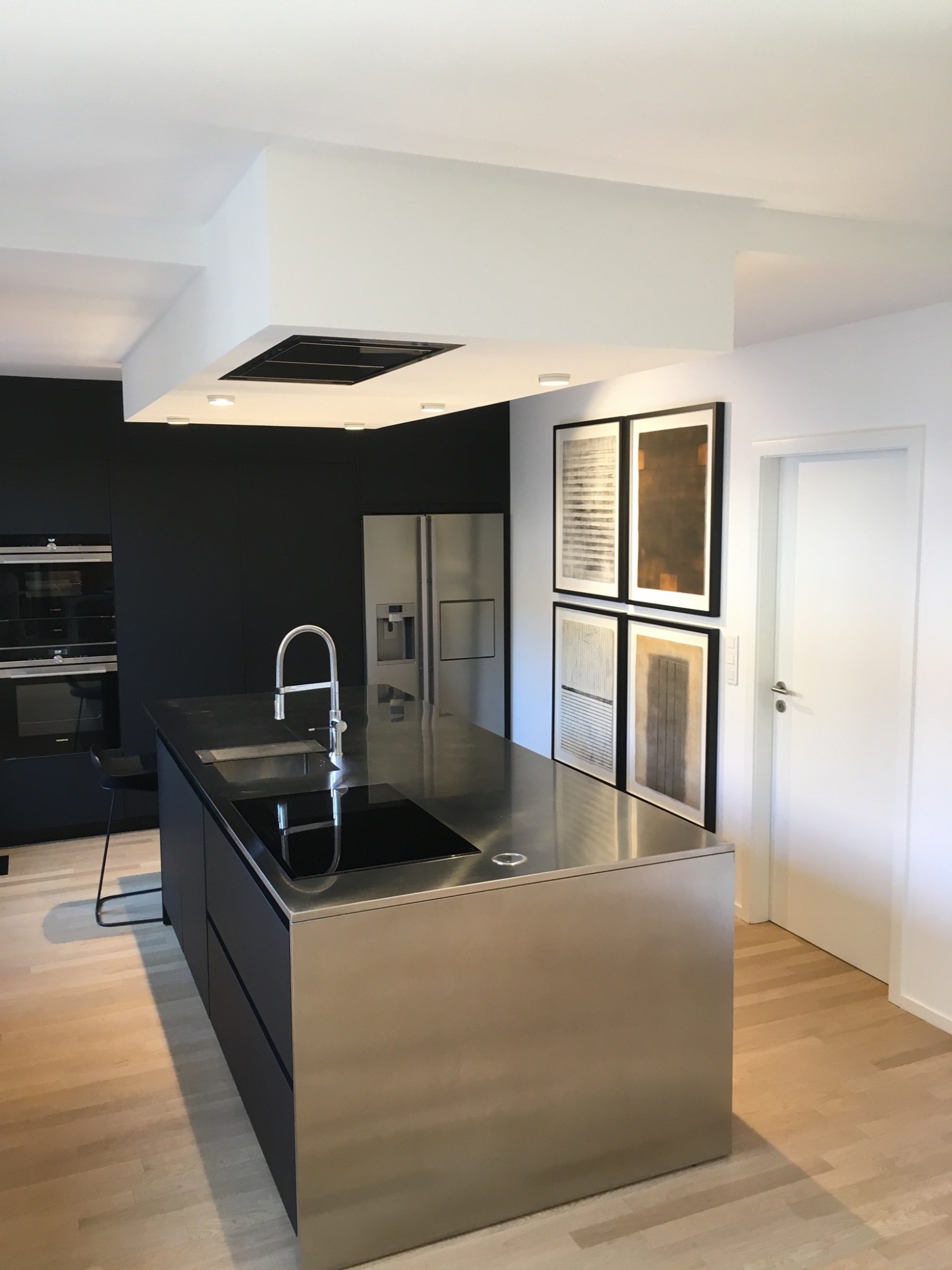 cuisine stratifié Fenix noir et îlot central inox